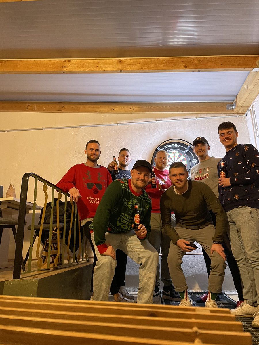 Jogi931's tweet photo. Weihnachtsdarten beim DC Gleuel @ElmarPaulke @maximiser180 #dartzn #dartwm https://t.co/LorQ8zFBin