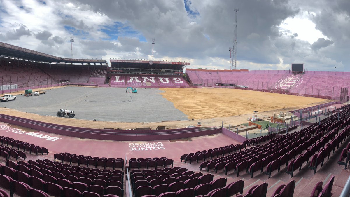clublanus's tweet photo. 🇱🇻 Avanza la colocación de arena sobre el campo de juego de La Fortaleza, para luego proceder con la turba, zeolita y el césped. https://t.co/974Nq3hrA4