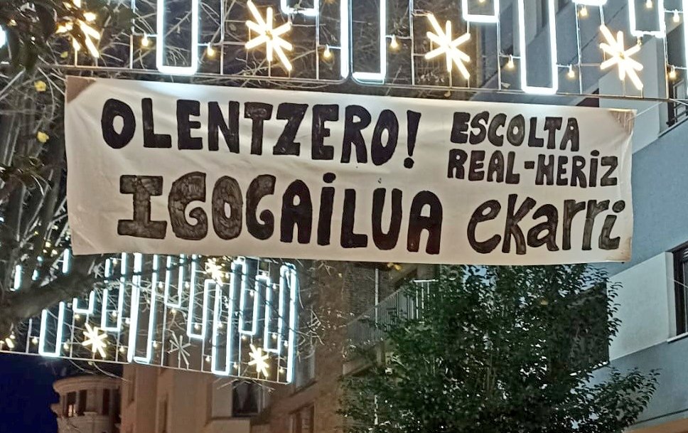 BiziLagunEkin's tweet photo. Antiguako bizilagunek Olentzerori eskatu diote @DonostiakoUdala-ri gehiegi atzeratzen ari zaion igogailua.

Las y los vecinos del Antiguo piden a Olentzero el ascensor, porque al @Ayto_SS 
se le está retrasando demasiado.

#HerizPlataforma https://t.co/yzypcfHOgA