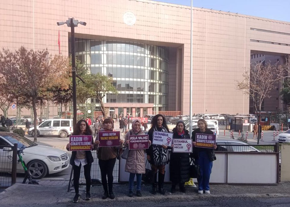 kadindavalar's tweet photo. Boşanmak istediği erkek tarafından falçata ile öldürmeye teşebbüs edilen Anna Butim’in tekrar görülen davası için İstanbul Bakırköy Adliyesi’ndeydik.

Adli tıp raporunun beklenmesine karar verilerek dava 3 Şubat’a ertelendi. 

Davanın takipçisi olmaya devam edeceğiz. https://t.co/C4Sd14IBsE