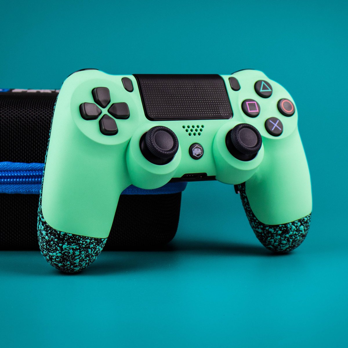 BATTLE BEAVER GIVEAWAY!!!!!!
Picking 1 winner TONIGHT around 7pm est 
-must be subbed on twitch ( to QueenRoyalize)
reply to this tweet to enter!
<a href="/BattleBeaver/">Battle Beaver</a> 🎄🎅