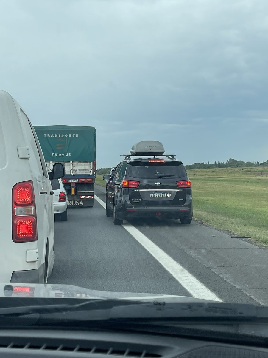 MaluCaras's tweet photo. Te pasan estas cosas? Vas por ruta, de repente accidente, se “traba todo… y los vivos de siempre, bueno “vivos” que te pasan por la banquina, y vos ahí parado…. Esperando como corresponde. Que mal que está todo!! https://t.co/jBli1o3WpB