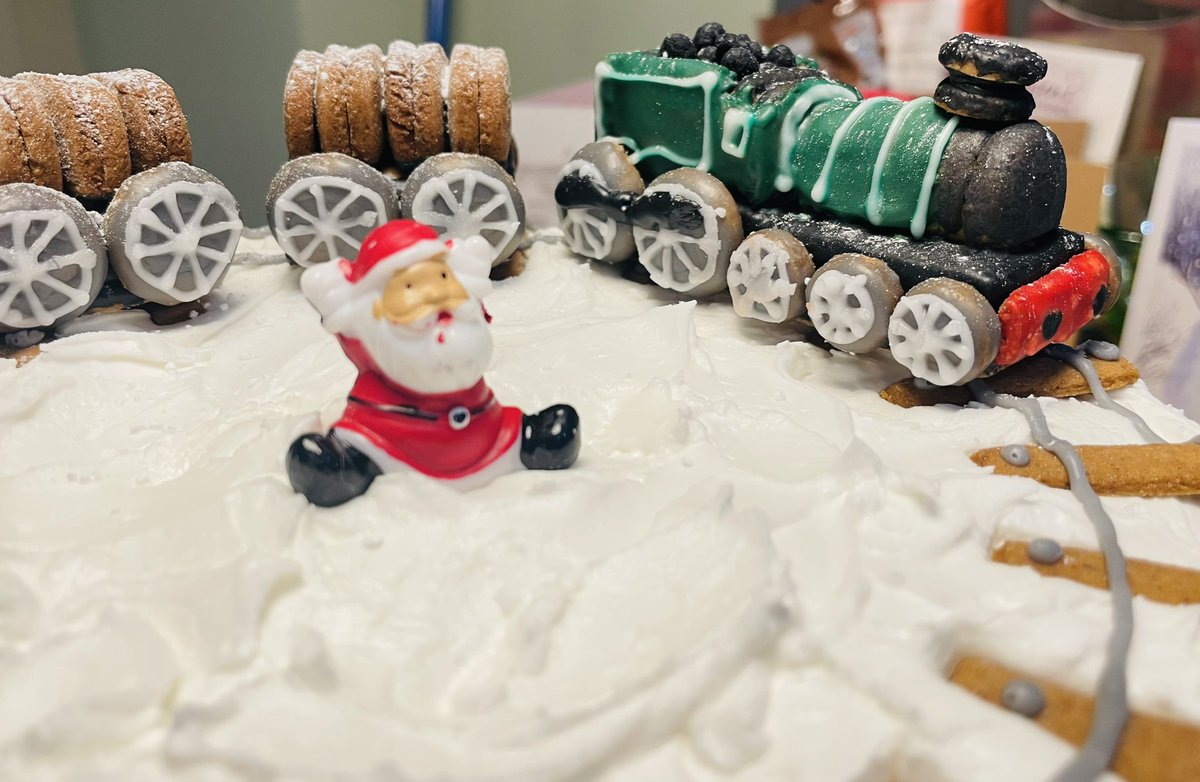 shorty_doc's tweet photo. The annual Christmas cake effort 2022

A gingerbread Flying Scotsman for the boy who loves his trains. This one’s for you and your dad x

#FlyingScotsman #trains #ChristmasCake #Gingerbread #TwitterBake https://t.co/QYEqMALxkT