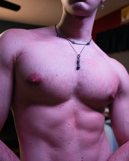 New cat named Rengar https://t.co/t1cqAfDTU1