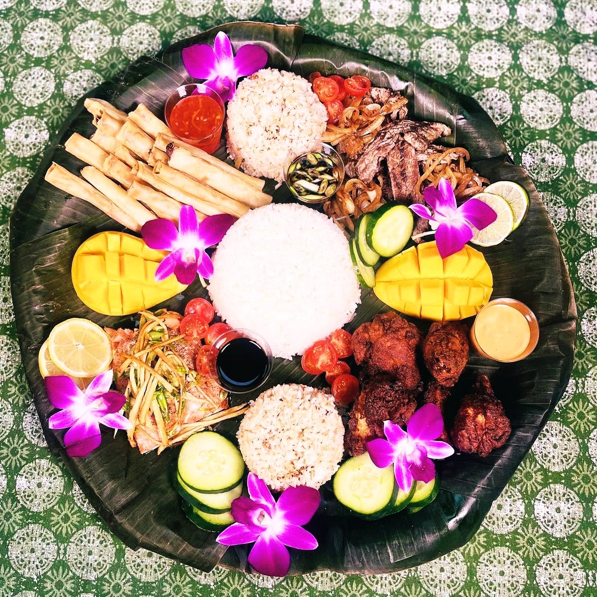 🫣 Do you need last minute food for today or Christmas?! 👀 We’re open! Until 7pm today and from 11a-7p on Christmas Eve! 🤩
Pick-up, dine-in, or delivery! 🍽️
Order online or call (414) 477-6717 to place your order. 📞

Our holidays kamayan platter sale ends today! 🤑