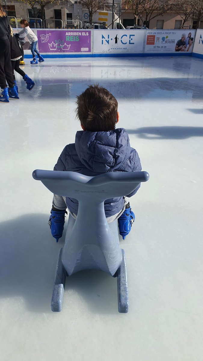 pilarduque78's tweet photo. A Terrassa, tenim una pista de patinatge sobre gel inclusiva amb elements reservats per a persones amb discapacitat i/o mobilitat reduïda, així com adaptacions a cadira de rodes. https://t.co/8SmcuidUQ5