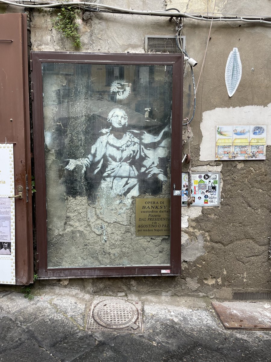 papelito_studio's tweet photo. This is the first original #banksy I see in real life.
#art #illustration #streetart #graffiti #stencil #italy #neaples #napoli #italia #artwork #artist https://t.co/jzG9JEc7OW