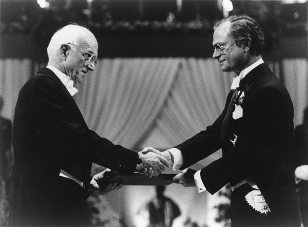 FundacionMiika's tweet photo. El 23 de diciembre de 1954 en Boston, E.U., el Dr. J.Murray (premio Nobel en 1990) realizó el 1er. trasplante renal con éxito de la historia a un joven de 23 años.
Desde entonces, la actividad ha crecido a más de 130,000 trasplantes en el mundo al año.
#DonaÓrganosSalvaVidas https://t.co/q5Sl6hhUO6