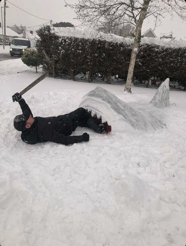 #JAWS fan creates great white #snow #shark: thedailyjaws.com/finatics/2021/…