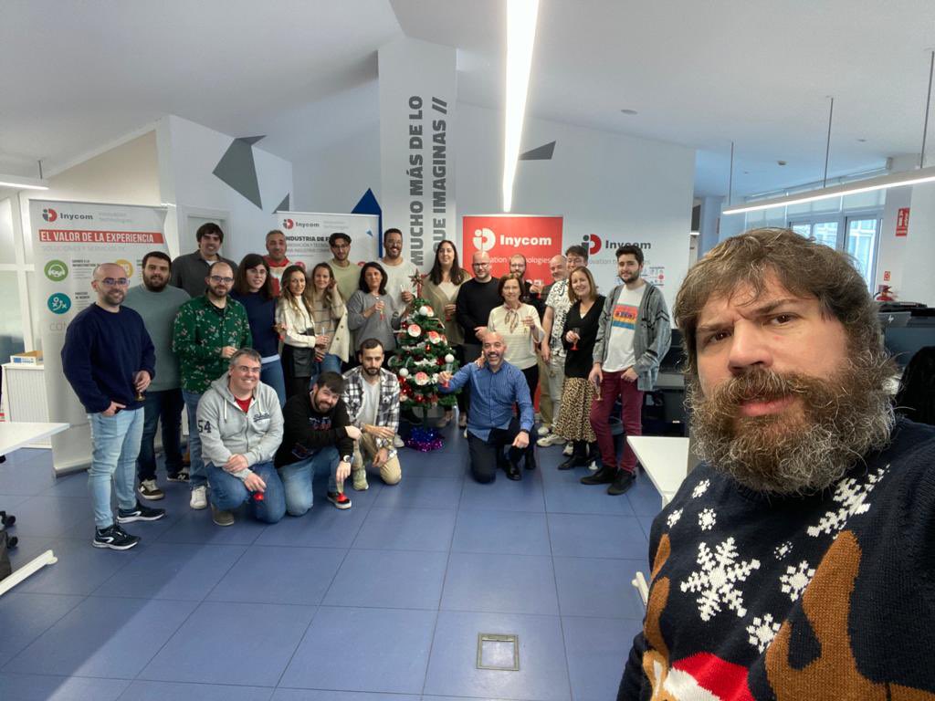 gabrielbv74's tweet photo. Somos todos los que estamos, o casi todos🤪
pero no estamos todos los que somos 

En el 2000 el brindis lo compartí solo con @FernandaLCIC ahora camino de los 100 compañeros en #Galicia y los 1.000 en @Inycom 

Un orgullo ser #InycomTEAM❤️

#FelicesFiestas🎄🎅🏻
y mucha Salud https://t.co/QCEbIADOIT