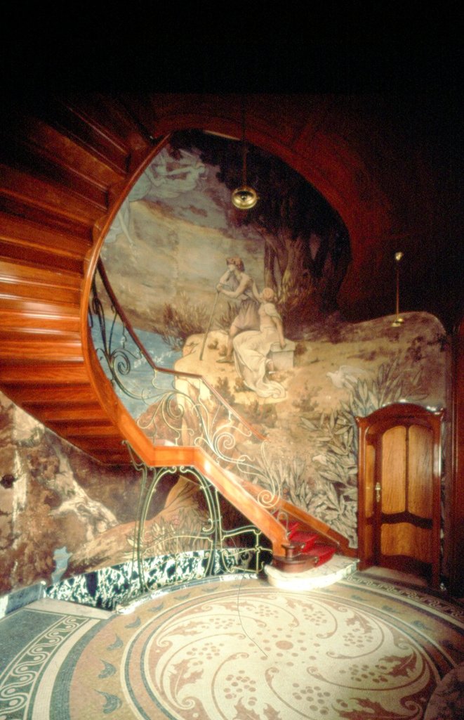 From a different angle. Stairway inside the Art Nouveau Hôtel Hannon from 1904 in Brussels, Belgium.

Photo: MRBC