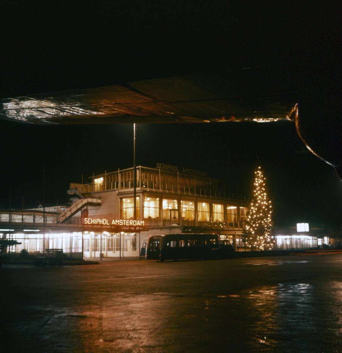 AirportHistory's tweet photo. ⏩ What #airport does holiday decorations best in your view? 

See this great photo from Amsterdam #Airport @Schiphol taken in the 1950s--including a tree airside! 🎄

Merry Christmas &amp; Happy Holidays from us at https://t.co/7E3YPOIHOp! 🛫

#aviation #avgeek #airporthistory! https://t.co/OpRe3d4tQa