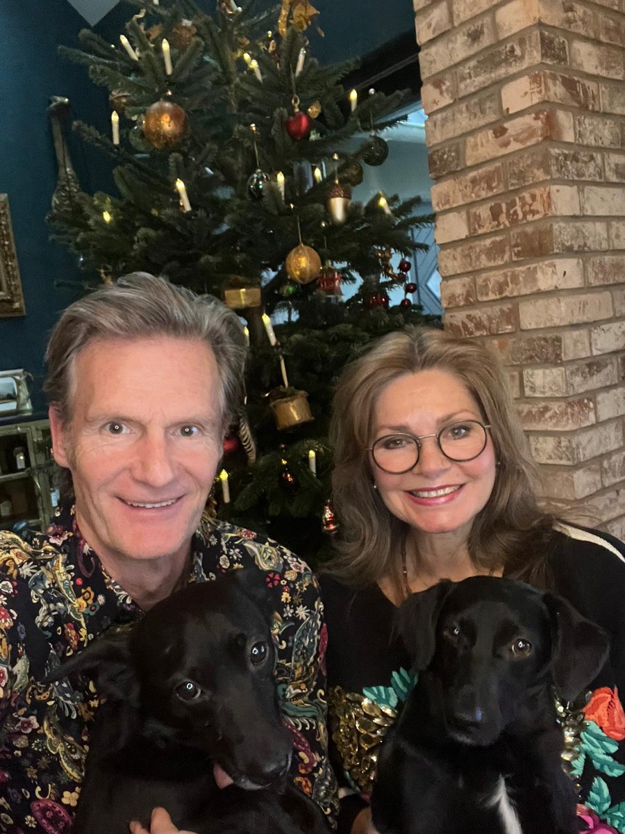 #FroheWeihnachten 🎅🏼🎄 und alles Gute im neuen Jahr wünschen Euch 🐶 Bobby und Ebby, sowie  👩🏻‍❤️‍👨🏻 Harry und Maren ✨️