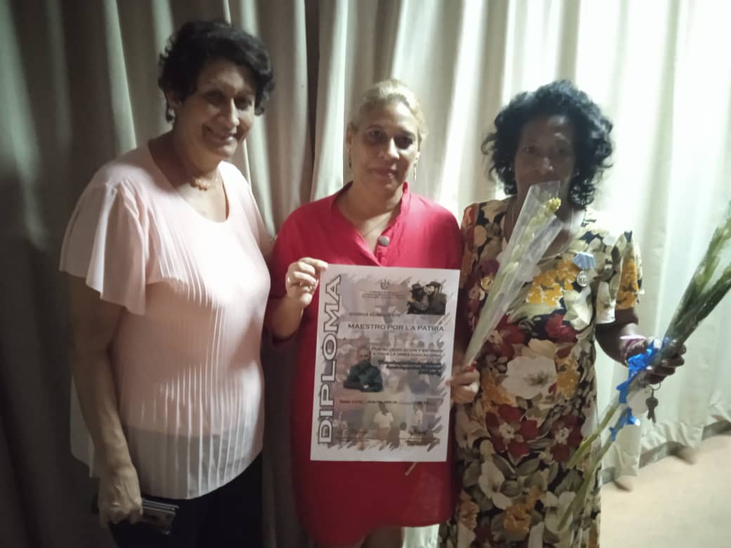 Tarde de emociones en #CubaMined. Un reconocimiento que compromete. "Maestro por la Patria" 
Muchísimas gracias a todas las personas que contribuyen cada día al cumplimiento de mi labor y a mi crecimiento profesional y personal. Feliz jornada del Educador!