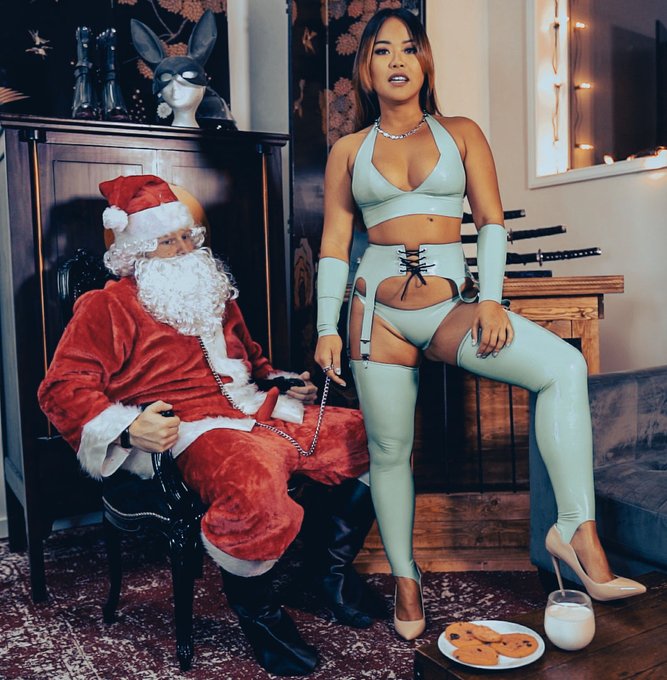 1 pic. I made Santa my bitch! He says...
"Spoil our Fearless Supreme Leader!"
🎅🧑‍🎄
https://t.co/5Jkr40bRnb