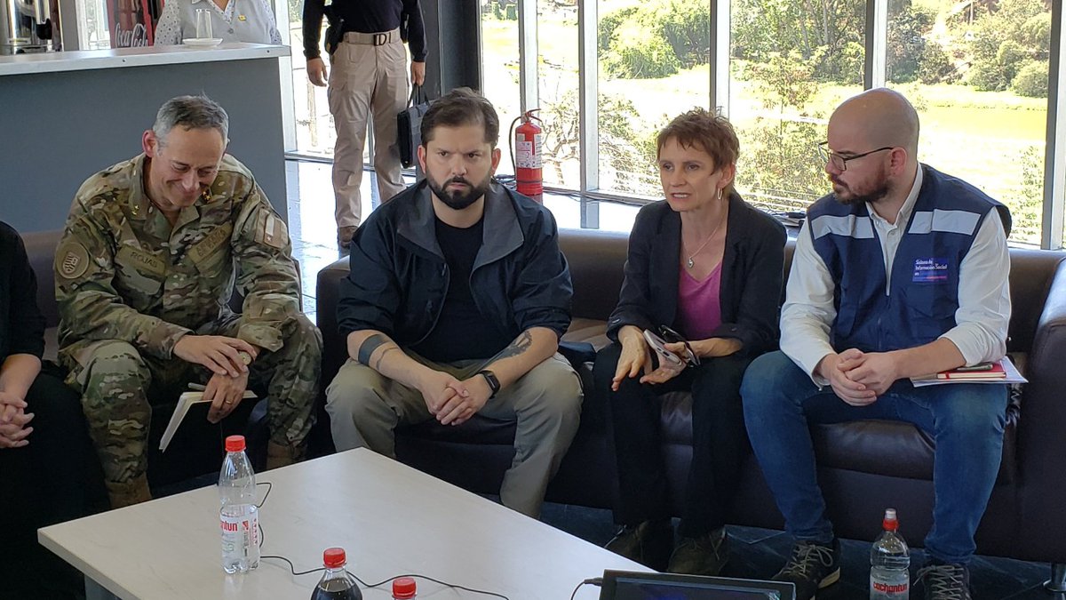 ElInformador_cl's tweet photo. 🟣 AHORA: Presidente Gabriel Boric llegó a #ViñadelMar para liderar coordinaciones en materia de combate del incendio y apoyo social para las familias afectadas tras la emergencia. https://t.co/8jGloRfwXV