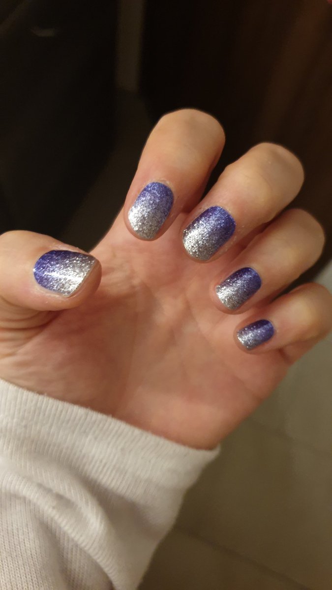 Schnattchen1988's tweet photo. Die Nägel sind bereit fürs Fest🥰 Dank der #ColourFlash Nagelfolien in 10min erledigt😊 https://t.co/Y1LYL5WlA0