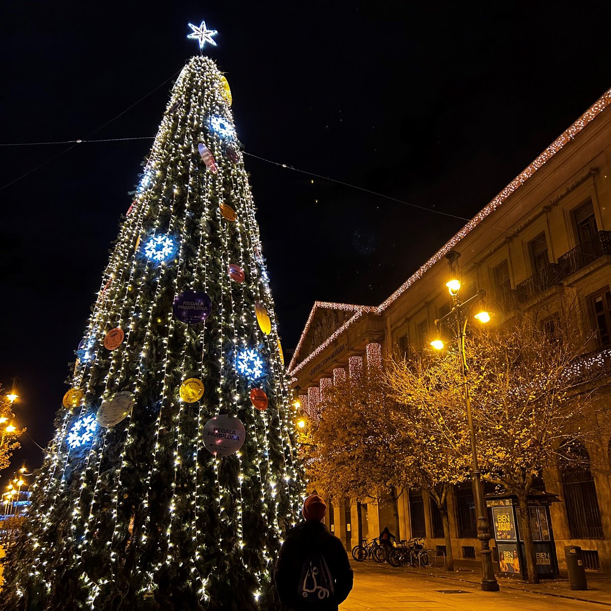 Ecomputer_'s tweet photo. Nuestro compañero ya está preparado para disfrutar de estas Navidades y os desea unas felices fiestas. 🐭🎁
#ratonviajero #pamplona #computeros https://t.co/SqZILF25DQ