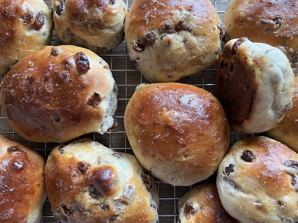 Vandaag is m’n vaders verjaardag. We vieren het door te bakken en The Hobbit te kijken ❤️ 72 zou ie nu zijn geworden, helaas blijft ie in mijn gedachten voor altijd begin 60.