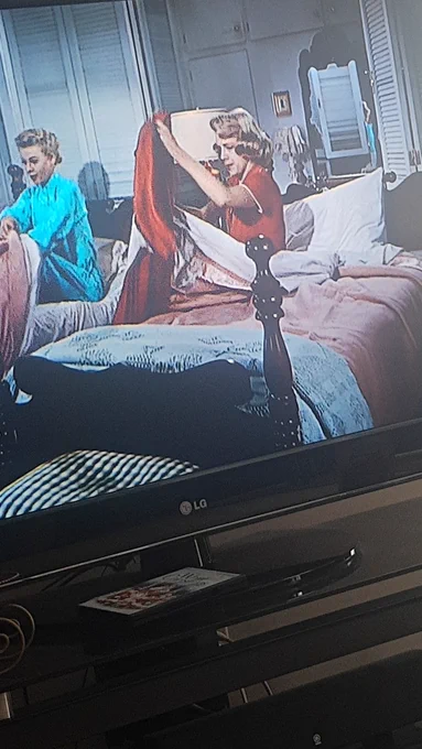 White Christmas is already a bit of a surreal movie, but the most jarring thing to me is the fact that these two were fully ready to go to bed with a full face of makeup and RED LIPSTICK onHomegirl please think of the poor pillowcase if not your skin 