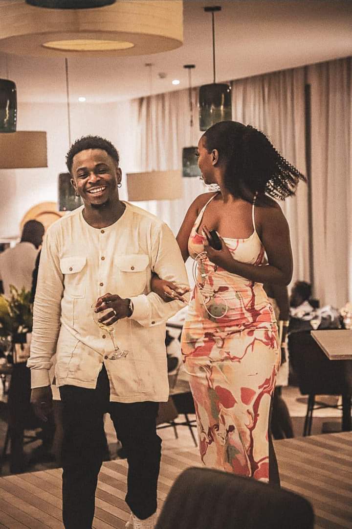 ZonePresse_'s tweet photo. 🇨🇮🌟Didi B: « 3 GROS CONCERTS DANS 2 PAYS EN 5 JOURS . PERSONNE NE PARLE DE ÇA MAIS QUAND C‘EST POUR PARLER DE MAILLOT DE BAIN DE MA FEMME ILS SONT PREMIERS. » https://t.co/iUmDXYYgLX