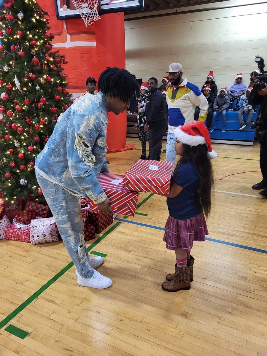 atlantaymca's tweet photo. @21Savage &amp; his Leading by Example Foundation hosted their 4th annual holiday Grant-A-Wish event at the Wade Walker Park Family YMCA on 12/21. 100 children &amp; parents received appetizers &amp; gifts. 

@georgiagov also recognized 21 Savage with a proclamation of '21 Savage Day'. https://t.co/eG1pEqeyQx