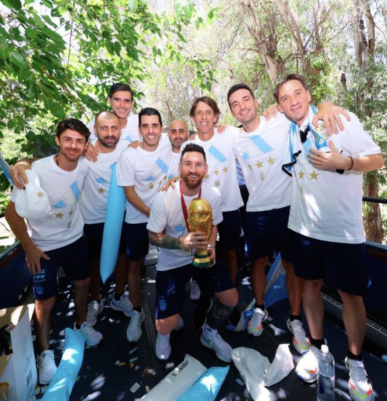 alegiordano11's tweet photo. Poco se habla del silencioso pero fundamental trabajo del analista Matías Manna en la Selección Argentina. 

Guardiolista de la primera hora. Oriundo de San Vicente (Sante Fe). Integra el cuerpo técnico campeón de Lionel Scaloni. Es la voz que escucha Pablo Aimar en su auricular. https://t.co/nO3rDAaDlu