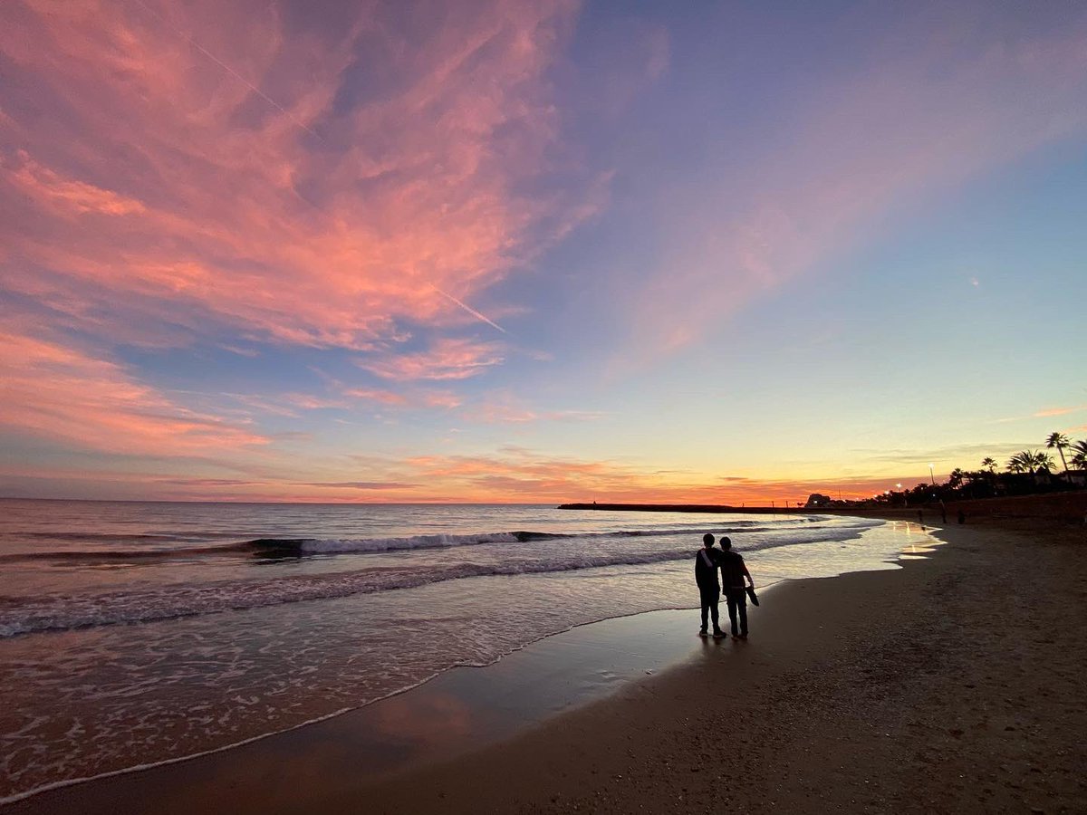 william_hardie's tweet photo. Been a full on year and the team are now taking a well deserved break. Couldn’t help but sharing this incredible sun set over #sitges I witnessed with my boys. #Catalunya #sunset https://t.co/KqXOU5HGyQ