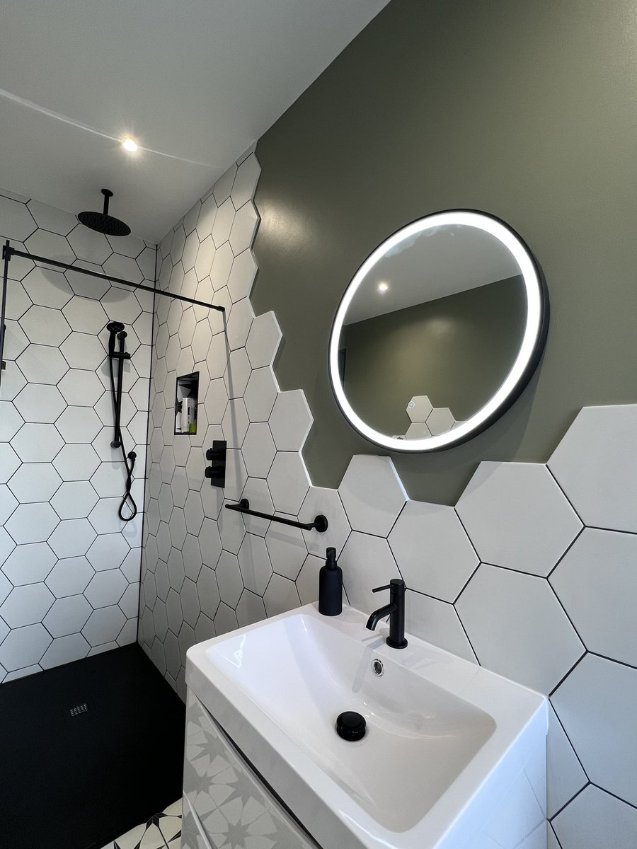 StansfieldDean's tweet photo. The last and final bathroom complete this year. Today to be exact. 
What. A. Stunner. 😍

#WinterStorm

Thankyou for the quality materials guys. 
In no particular order 🙌🏼😉 

@duluxuk @ZinsserUK @isomateu @CaparolUK @Tikkurila_UK 
@JohnstonesDC @paintwellonline @DuluxSelectDecs https://t.co/so8X6TjWco