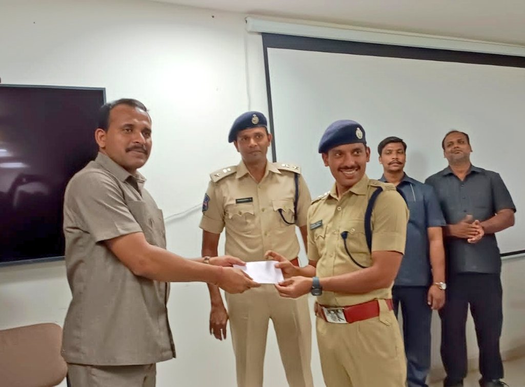 DCPCmnrHyd's tweet photo. The slueths of Commissioner's task force, South Zone team along with Moghalpura police arrested 4 persons who are providing birth certificates and collecting huge amount from them.

@CPHydCity @hydcitypolice @sho_moghalpura

(1/2) https://t.co/tzGGa3r2Lk