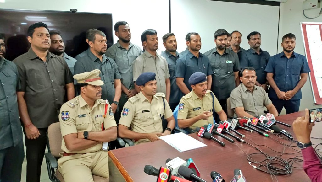DCPCmnrHyd's tweet photo. The slueths of Commissioner's task force, South Zone team along with Moghalpura police arrested 4 persons who are providing birth certificates and collecting huge amount from them.

@CPHydCity @hydcitypolice @sho_moghalpura

(1/2) https://t.co/tzGGa3r2Lk