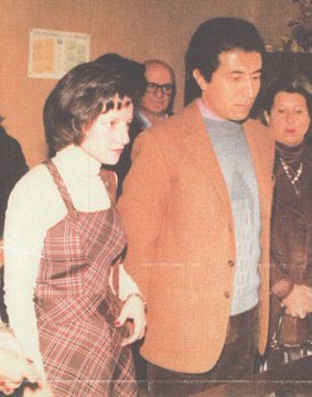 La foto hermosa del casamiento de Lucía Nadin y Aldo Quevedo que recibió su hijo ayer, cuando dejó dejó de ser un desaparecido. Es que buscamos eso, desaparecidos atrapados en una cárcel inmaterial pero real: una identidad construida a partir de la mentira y la ocultación.