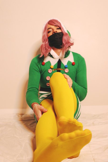 Santa kicked me out of the North Pole for sucking on too many candy canes ??
#femboy #crossdresser #sissy