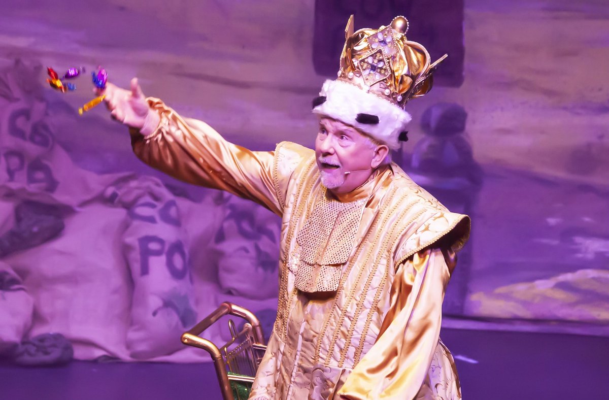 Rainbow Valley Productions (@owenmoneypanto) on Twitter photo The king ๐ is feeling festive ๐ต๐ฌ <a href="/owenmoneycomic/">Owen Money</a>๐
๐ป<a href="/BlackwoodMiners/">Blackwood Miners' Institute</a> ๐ญ The king ๐ is feeling festive ๐ต๐ฌ <a href="/owenmoneycomic/">Owen Money</a>๐
๐ป<a href="/BlackwoodMiners/">Blackwood Miners' Institute</a> ๐ญ