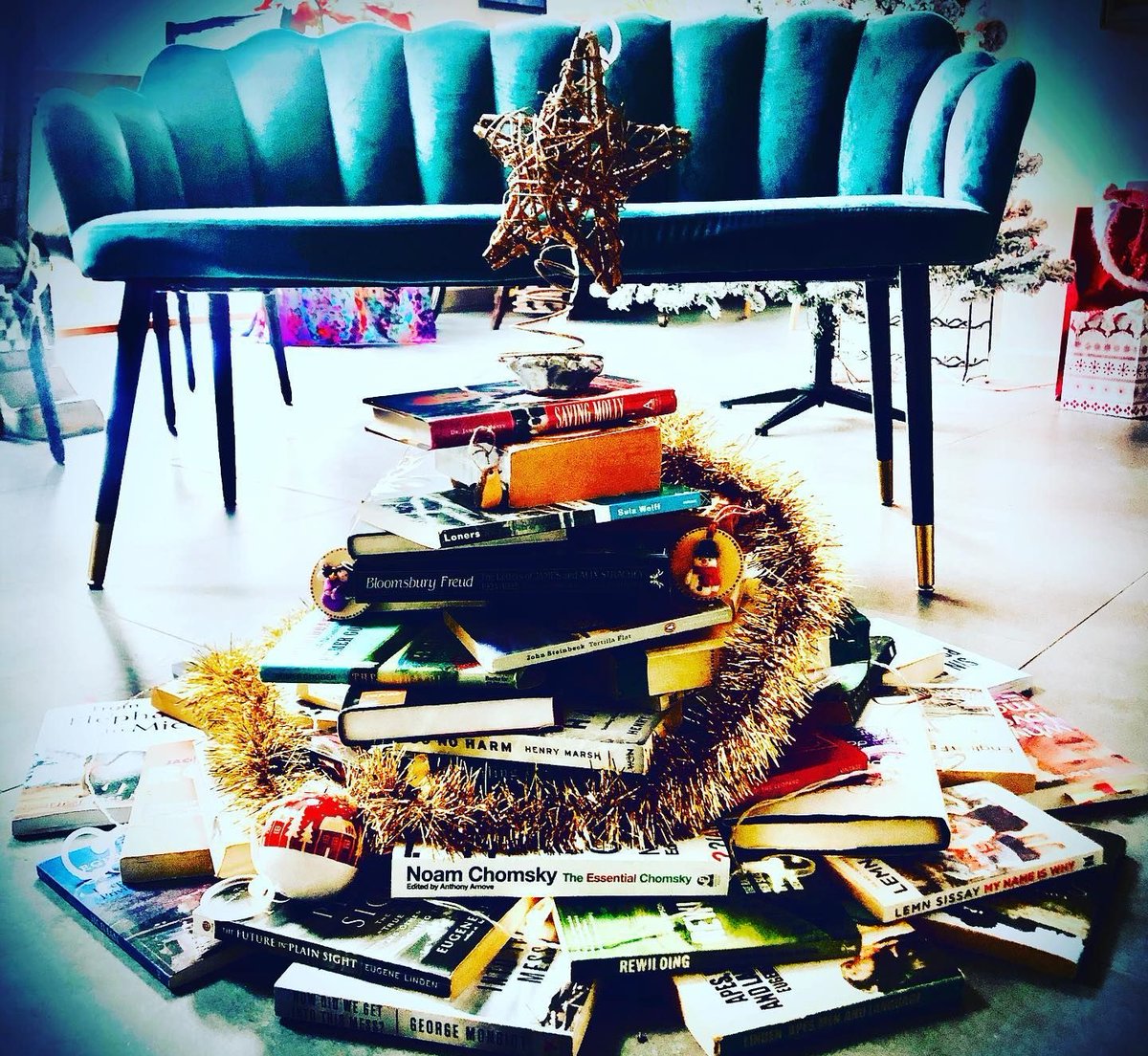 PoetOfLonging's tweet photo. I hope you read some fine books and kiss someone who thinks you're wonderful, and don't forget to make some art -- write or draw or build or sing or live as only you can. And I hope, somewhere in the next year, you surprise yourself.
—Neil Gaiman
#Bookmastree https://t.co/TgGQ3CTOQG