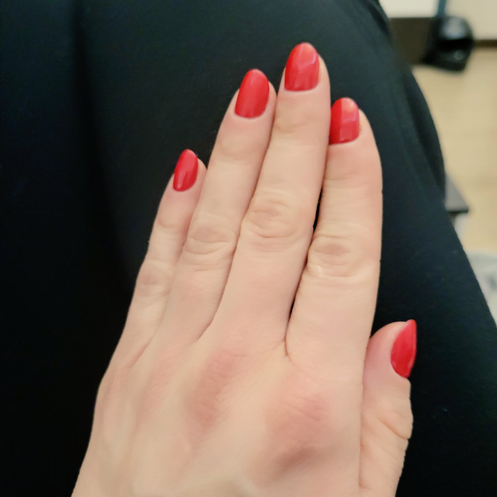 Tomorrow is #Christmas with my friends, and then I'll be leaving #Kyiv (sooner than I thought). I took a little time for myself, I was almost worried about the judgment... but I paid for it myself, and people noticed they were gross.
Feels good to have decent hands again. 😅😊
