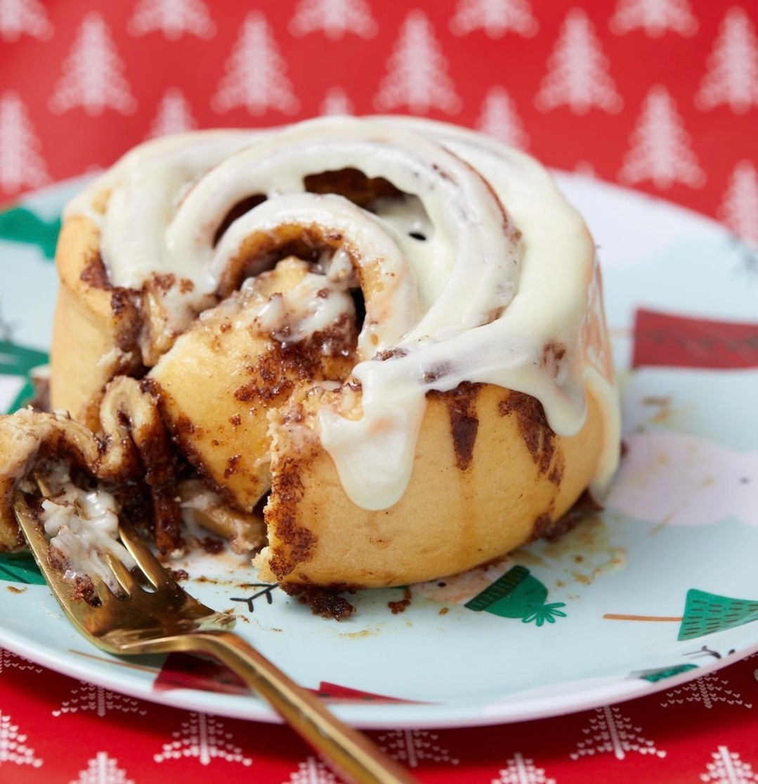 Stop by Town Center at Cobb for your last minute Christmas shopping, and grab a Cinnabon while you're at it! The mall is open today (12/23) from 10am-10pm and Christmas Eve from 10am-6pm. #Kennesaw #Towncenteratcobb #Happyholidays