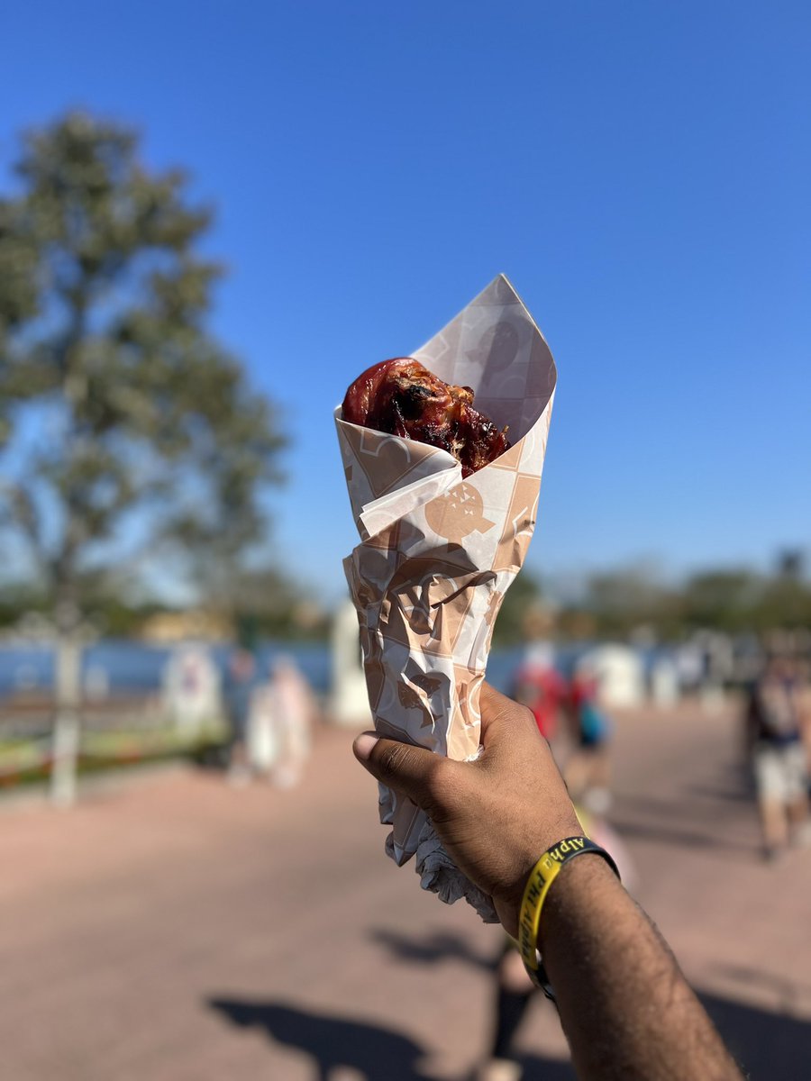 therealtharris_'s tweet photo. First time at #DisneyWorld together was magical ✨ #blacklove #baecation https://t.co/G86sjhbttD