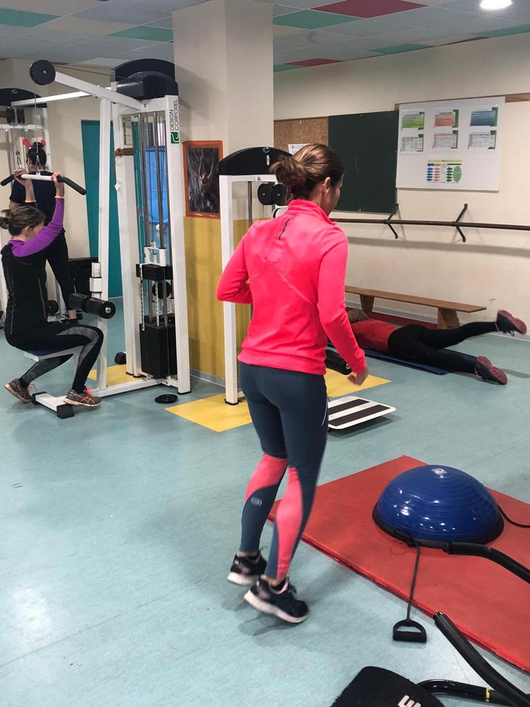 Villefranche13A's tweet photo. Le Fit 13 le samedi matin de 11h00 à 12h00 se pratique aussi en salle quand il fait trop froid à l’approche de Noël 🎅🧑‍🎄Toujours avec le sourire  et notre Coach sportif Franck!!! Nous vous souhaitons de bonnes fêtes et on se retrouve le 07 janvier à 11h00!!!🔴🔵 https://t.co/RqopFUQsB9