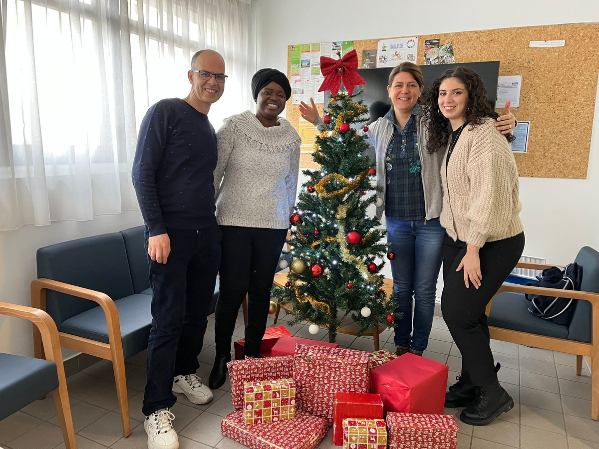 LTransmetteurs's tweet photo. Un grand merci à @domplus_groupe  qui nous a confié la mission de distribuer la belle collecte de boîtes solidaires préparées par ses collaborateurs. Nous avons été heureux de les remettre à notre partenaire @AdefHabitat  qui les donnera à ses résidants. https://t.co/U4wNNtyDGc