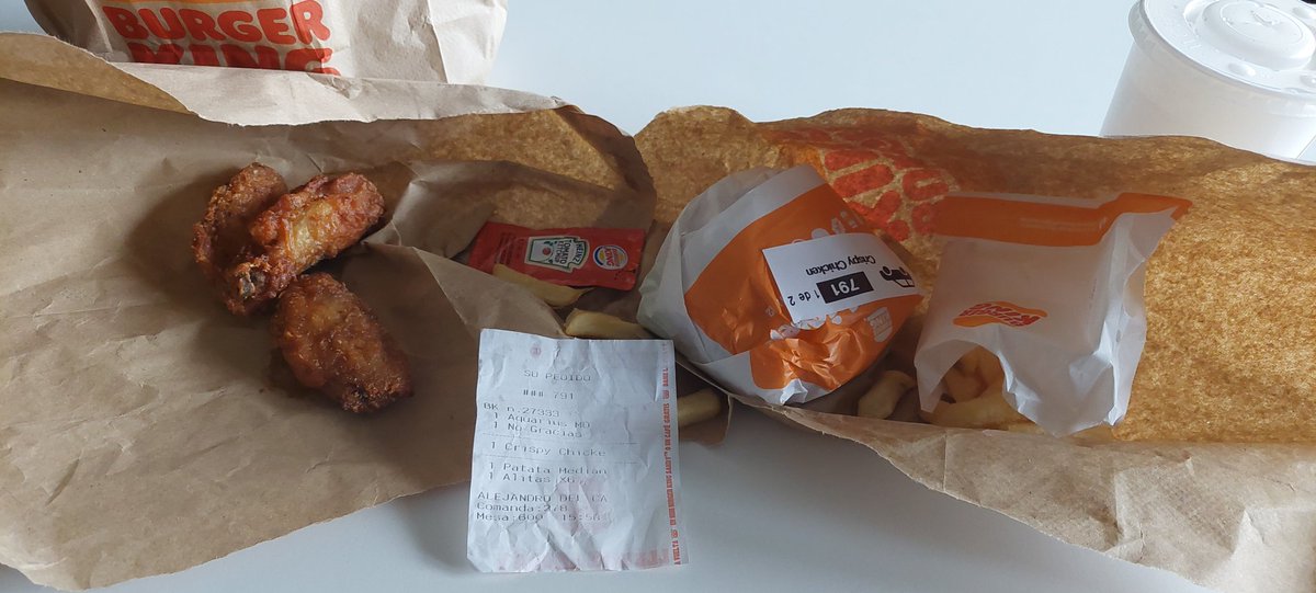 AlexGPetrov's tweet photo. Pides comida para llevar de Burger 6 alitas.Le dices al chico esta todo y te dice si. Lo abres en casa y en vez de 6 solo 3! Bravo @burgerking_es !apartir de ahora solo @mcdonalds_es https://t.co/h7gqp1eXC3