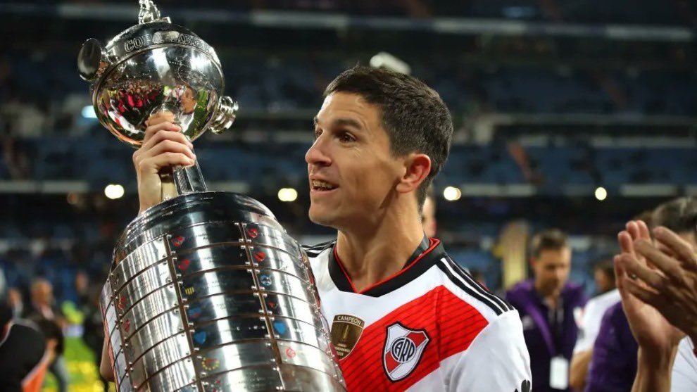 Se cansó de salir campeón con River (incluidas 2 finales ganadas a Boca) Héroe de Madrid. Figura SIEMPRE contra ellos.
Lo vendimos hace menos de dos años por 8 millones de dólares y volvió por 3 millones.
Qué gran noticia la vuelta de Nacho Fernández