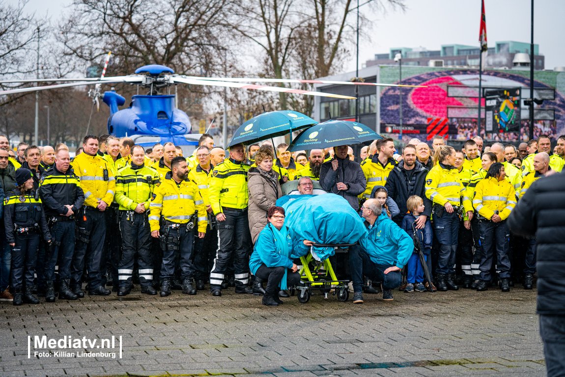 De politie heeft vanmiddag bij Stadion Feyenoord een indrukwekkende erehaag voor een ernstig zieke collega gevormd. Meer dan honderd agenten doorstonden de regen om de agent van de Verkeerspolitie een laatste eer te bewijzen.
mediatv.nl/indrukwekkende…