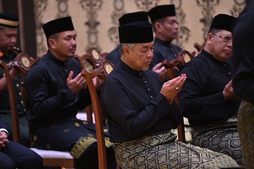 DrZahidHamidi's tweet photo. Menghadiri Majlis Istiadat Pengurniaan Surat Cara Pelantikan Kepada Tuan Yang Terutama Yang di-Pertua Negeri Sabah di Istana Negara.

Kredit Photo : Jabatan Penerangan https://t.co/FoonVGokod