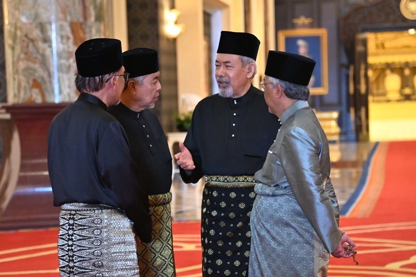 DrZahidHamidi's tweet photo. Menghadiri Majlis Istiadat Pengurniaan Surat Cara Pelantikan Kepada Tuan Yang Terutama Yang di-Pertua Negeri Sabah di Istana Negara.

Kredit Photo : Jabatan Penerangan https://t.co/FoonVGokod