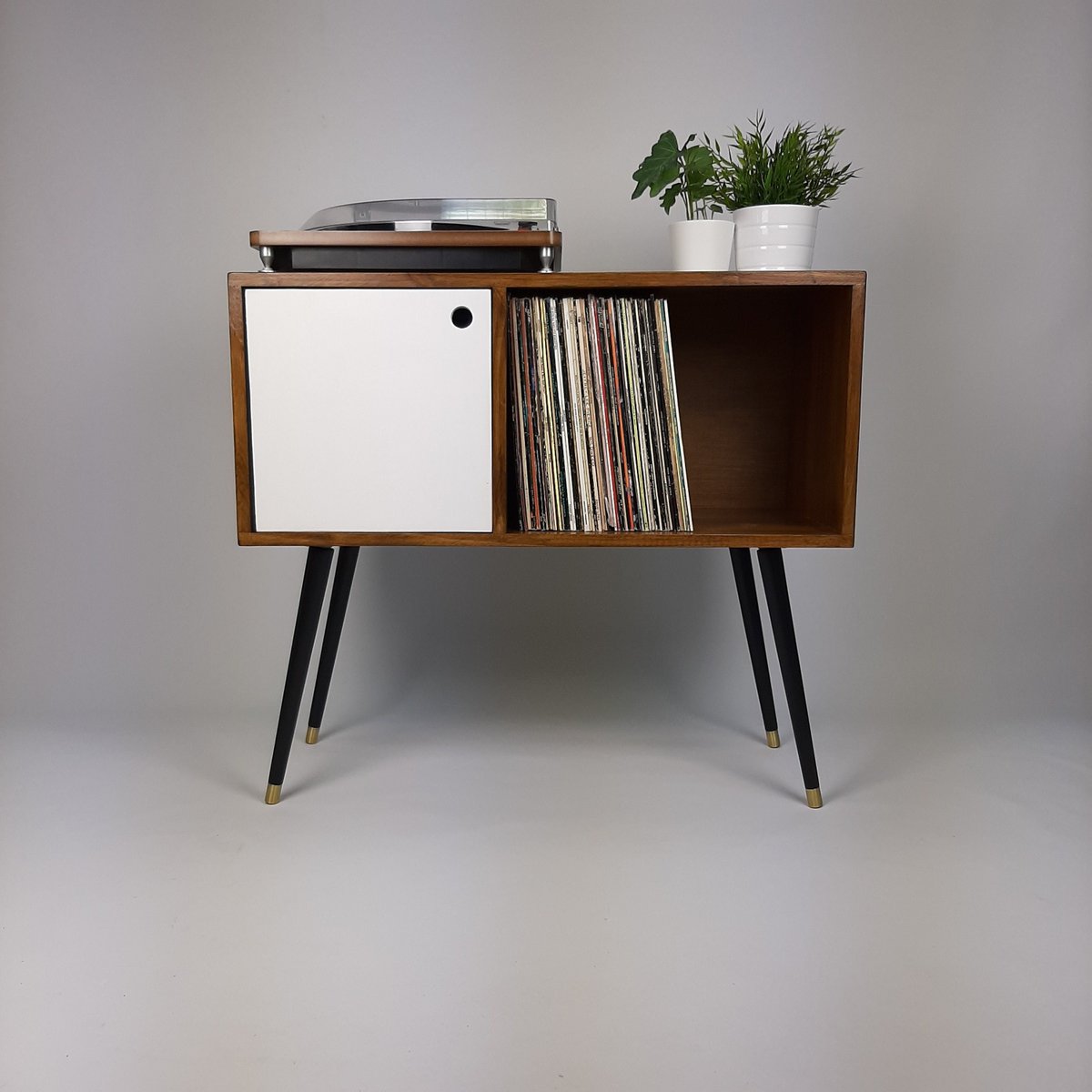 vintagecoruna's tweet photo. Thanks for the great review O. B. ★★★★★! https://t.co/3ruBqc509M #etsy #brown #white #no #bedroom #midcentury #vinylrecordstorage #midcenturymodern #sideboard #recordconsole https://t.co/1nUen2Ypq0