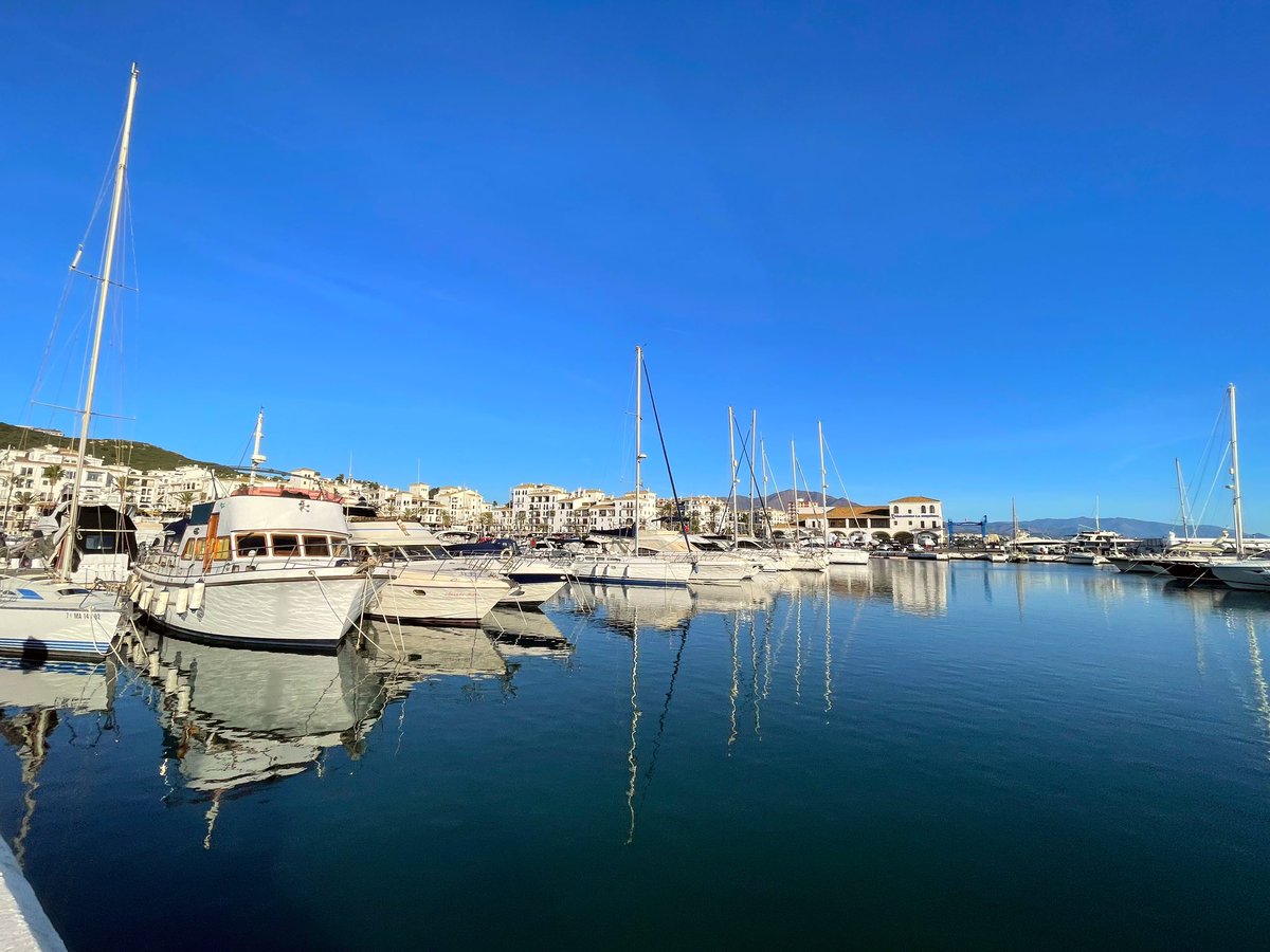 From an early morning sunrise followed by a stroll down the beach, the life &amp; times of MotorHome travelling. 

Someone said it’s Christmas 🎄 who knew. 

From the Janaway’s in Spain, Merry Christmas to you all. 

#janawaysontour #baileymotorhome #gobailey