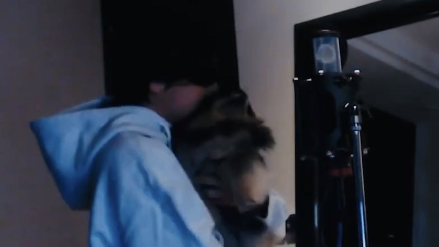 DailylofV's tweet photo. Taehyung with yeontan🥺🫶🏻 https://t.co/pouSBKif6l