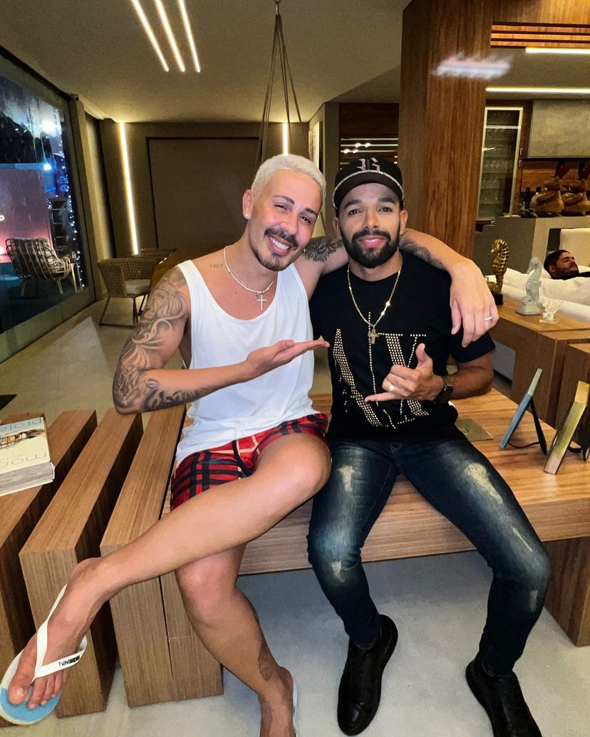 CamaClube's tweet photo. Fechando o ano com chave de ouro com essa mega encontro do gostosinho unha pintada com o humorista mais incrível de todos os tempos Carlinhos Maia. 🤩🤩🤩 https://t.co/M47ozTRXH4