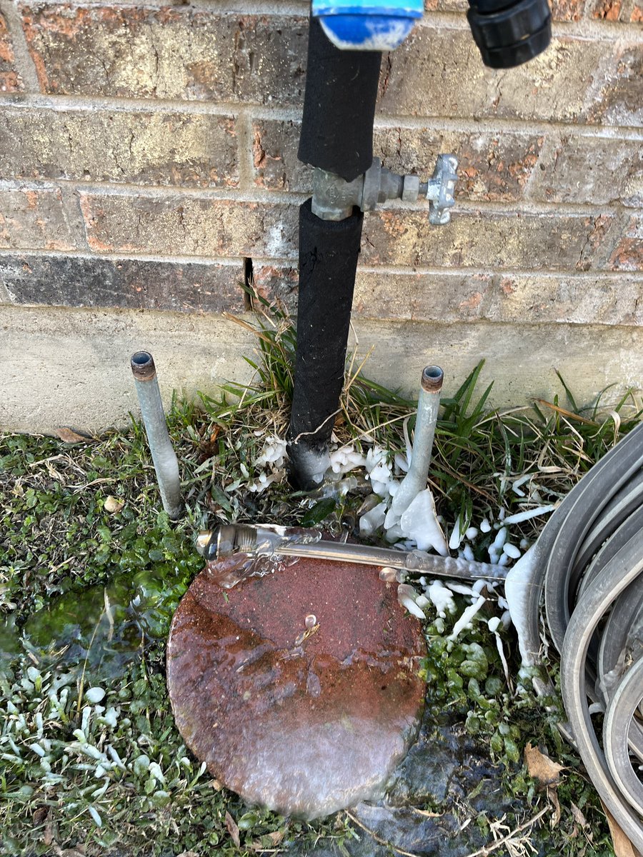 aparrisx's tweet photo. Welcome to winter Texas!! Now if the power will just hold out… #theinspired24 #Texascold #houstoncold #HoustonFreeze #Houston #TexasFreeze #itstodamncold #Texas https://t.co/pXYI4d76JG